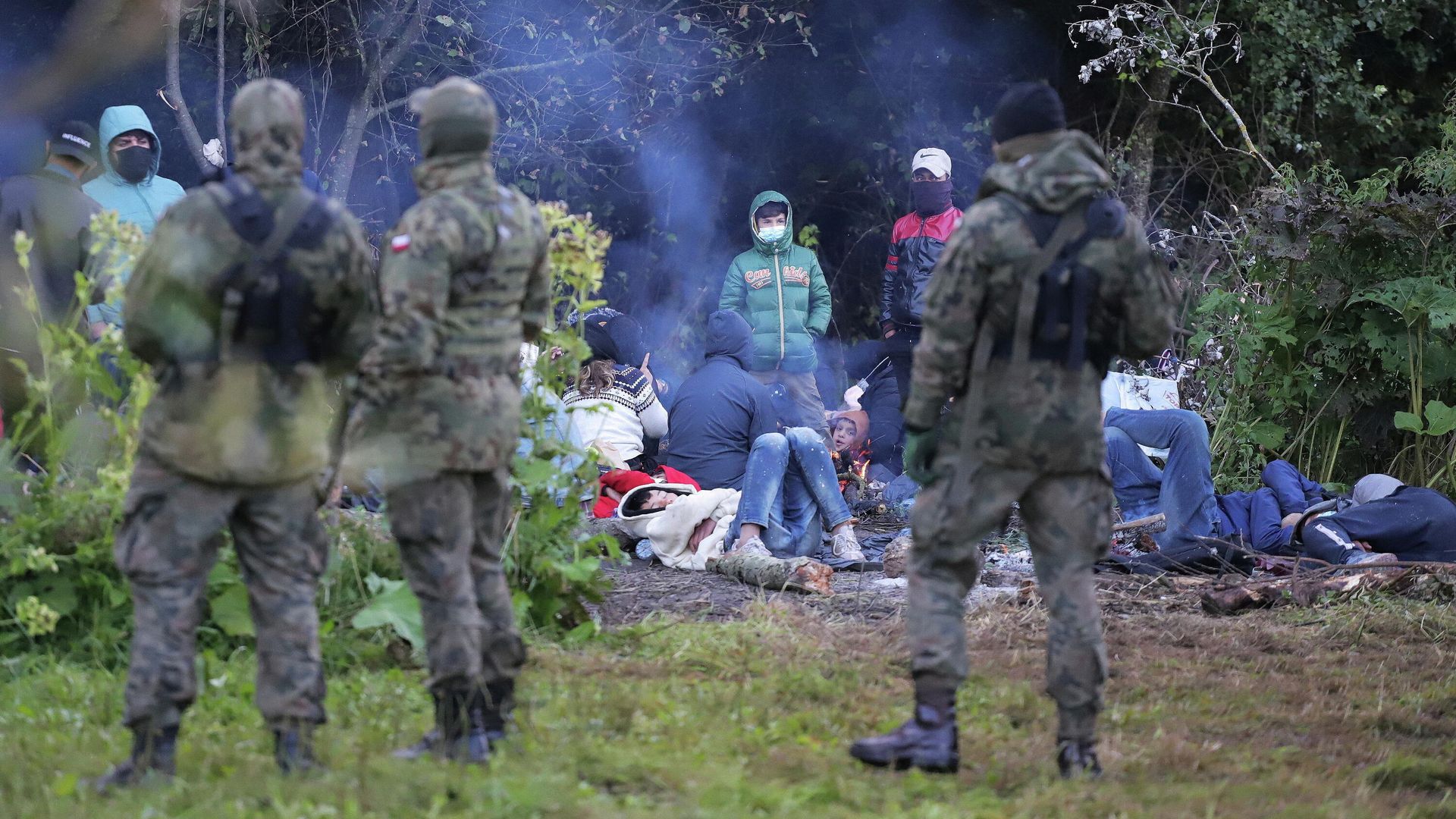 Польские пограничники возле группы мигрантов на белорусско-польской границе Польские пограничники возле группы мигрантов на белорусско-польской границе - РИА Новости, 1920, 25.08.2021