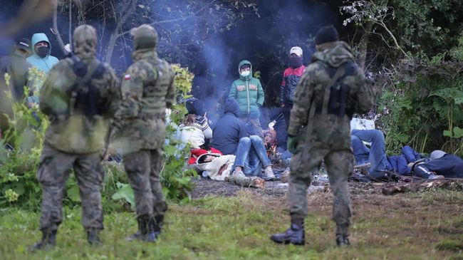 Польские пограничники возле группы мигрантов на белорусско-польской границе