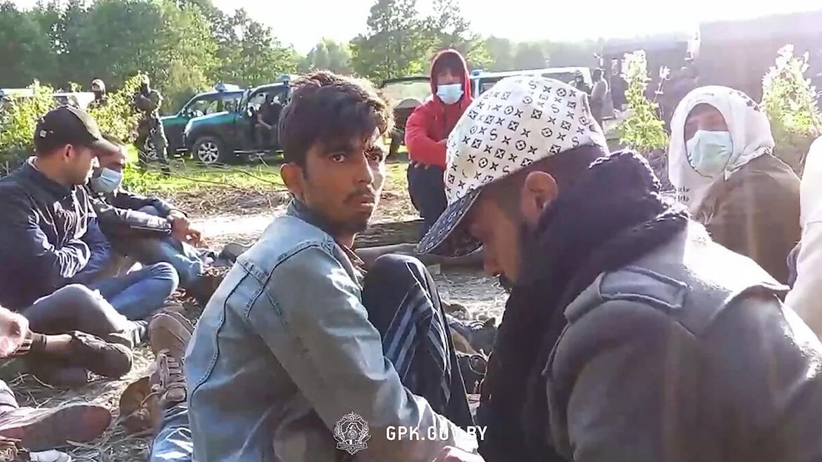 Мигранты напротив участка пограничной заставы Русаки Гродненской погрангруппы. Кадр видео - РИА Новости, 1920, 08.11.2021