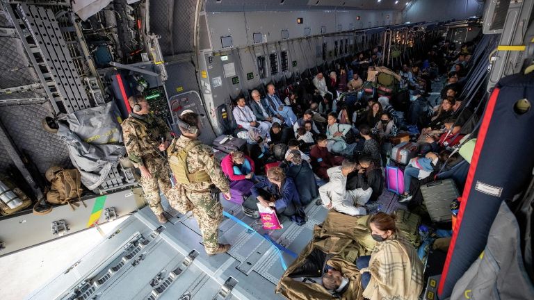 Эвакуированные из Афганистана, прибывающие на транспортном самолете Airbus A400 немецких ВВС, Узбекистан Эвакуированные из Афганистана, прибывающие на транспортном самолете Airbus A400 немецких ВВС, Узбекистан