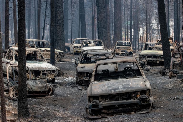 Уничтоженные лесным пожаром автомобили в Калифорнии Уничтоженные лесным пожаром автомобили в Калифорнии
