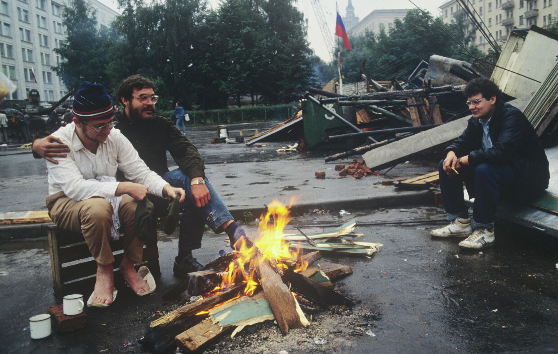 Защитники Белого дома в дни августовского путча 1991 года Защитники Белого дома в дни августовского путча 1991 года - РИА Новости, 1920, 20.08.2021