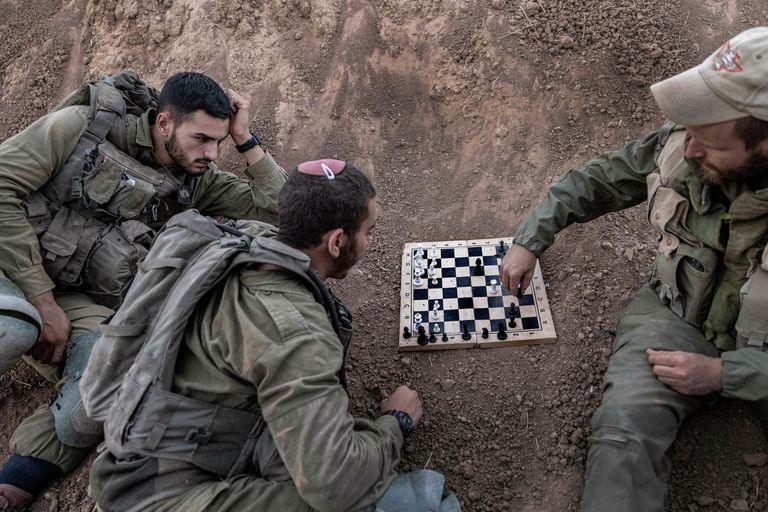 Израильские солдаты играют в шахматы недалеко от границы с сектором Газа Израильские солдаты играют в шахматы недалеко от границы с сектором Газа