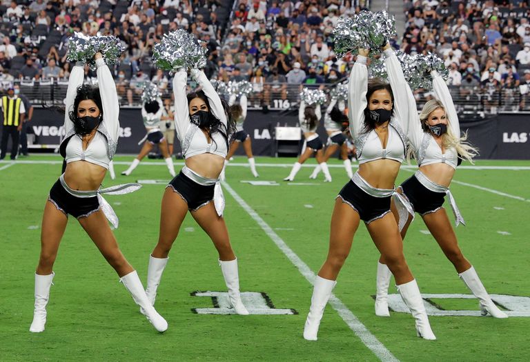 Девушки из группы поддержки Las Vegas Raiderettes выступают во время предсезонной игры против Seattle Seahawks Девушки из группы поддержки Las Vegas Raiderettes выступают во время предсезонной игры против Seattle Seahawks