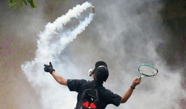 Участник акции протеста против правительственных мер по борьбе с COVID-19 в Бангкоке Участник акции протеста против правительственных мер по борьбе с COVID-19 в Бангкоке