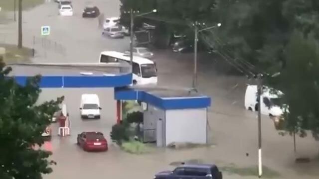 Последствия ливня в Симферополе Последствия ливня в Симферополе - РИА Новости, 1920, 19.08.2021