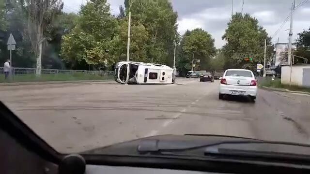 Cкорая помощь перевернулась после ДТП в Керчи Cкорая помощь перевернулась после ДТП в Керчи - РИА Новости, 1920, 20.08.2021