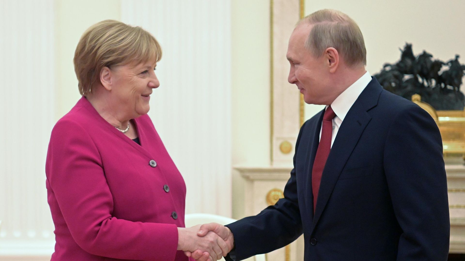 Президент РФ Владимир Путин и федеральный канцлер Германии Ангела Меркель во время встречи Президент РФ Владимир Путин и федеральный канцлер Германии Ангела Меркель во время встречи - РИА Новости, 1920, 20.08.2021