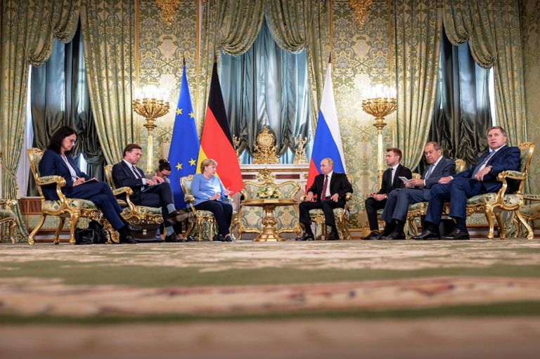 Президент РФ Владимир Путин и федеральный канцлер Германии Ангела Меркель во время встречи Президент РФ Владимир Путин и федеральный канцлер Германии Ангела Меркель во время встречи