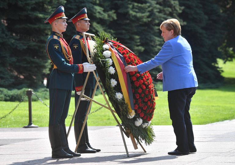 Федеральный канцлер Германии Ангела Меркель на церемонии возложения цветов к Могиле Неизвестного солдата в Александровском Саду Федеральный канцлер Германии Ангела Меркель на церемонии возложения цветов к Могиле Неизвестного солдата в Александровском Саду
