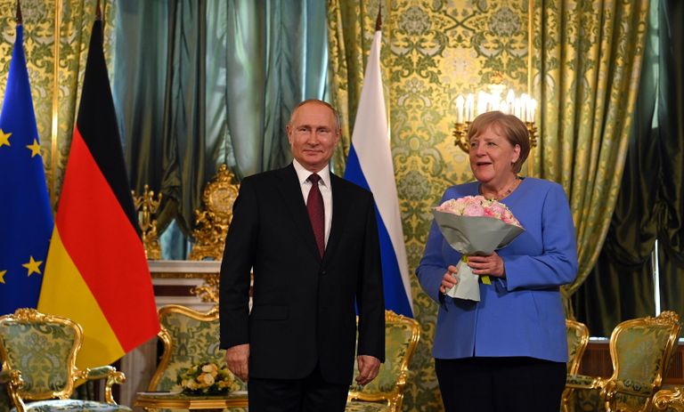 Президент РФ Владимир Путин и федеральный канцлер Германии Ангела Меркель во время встречи Президент РФ Владимир Путин и федеральный канцлер Германии Ангела Меркель во время встречи