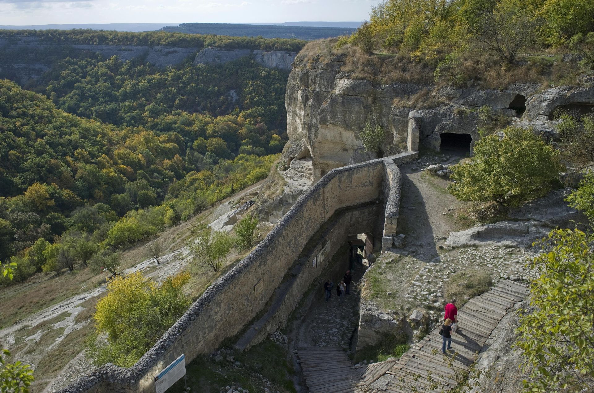 Средневековый пещерный город-крепость Чуфут-Кале в Крыму Средневековый пещерный город-крепость Чуфут-Кале в Крыму - РИА Новости, 1920, 18.02.2022