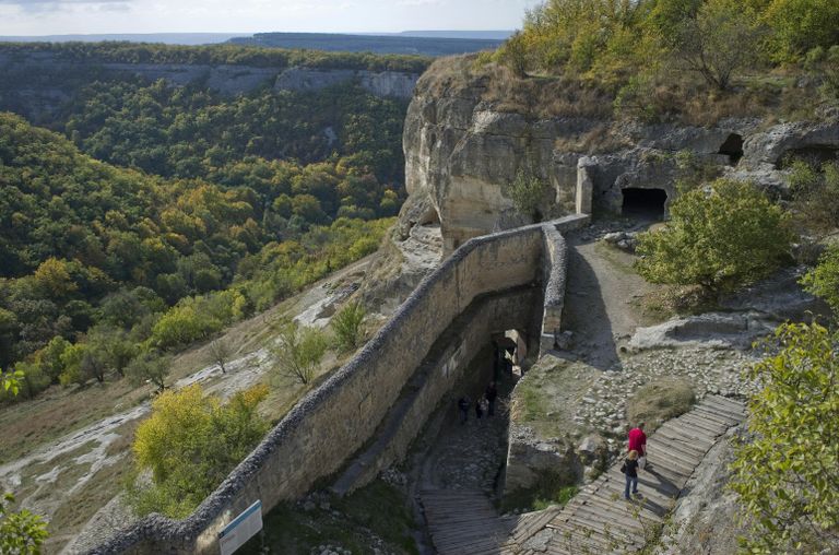 Средневековый пещерный город-крепость Чуфут-Кале в Крыму Средневековый пещерный город-крепость Чуфут-Кале в Крыму