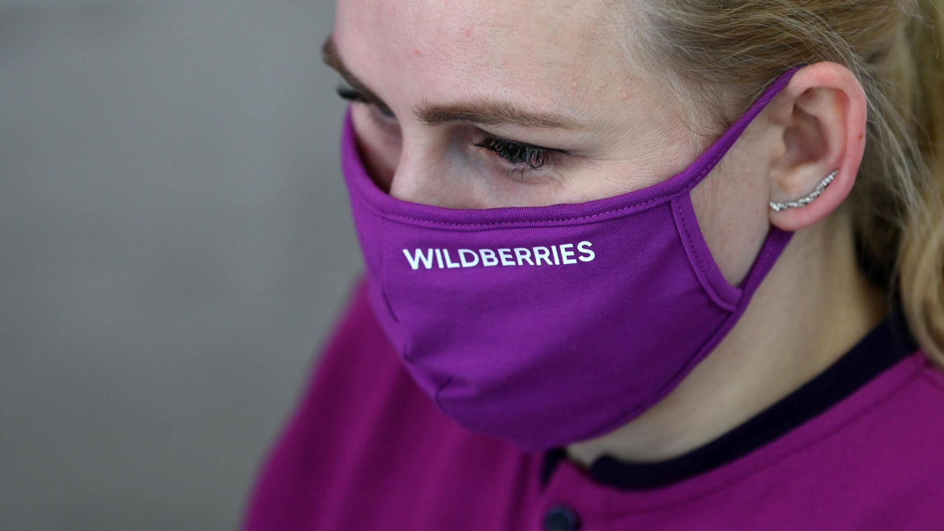Сотрудник в защитной маске в пункте выдачи товара интернет-магазина Wildberries в Москве Сотрудник в защитной маске в пункте выдачи товара интернет-магазина Wildberries в Москве - РИА Новости, 1920, 15.03.2022