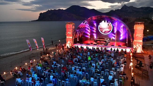 На открытии Международного джазового фестиваля Koktebel Jazz Party - 2021 в Крыму На открытии Международного джазового фестиваля Koktebel Jazz Party - 2021 в Крыму
