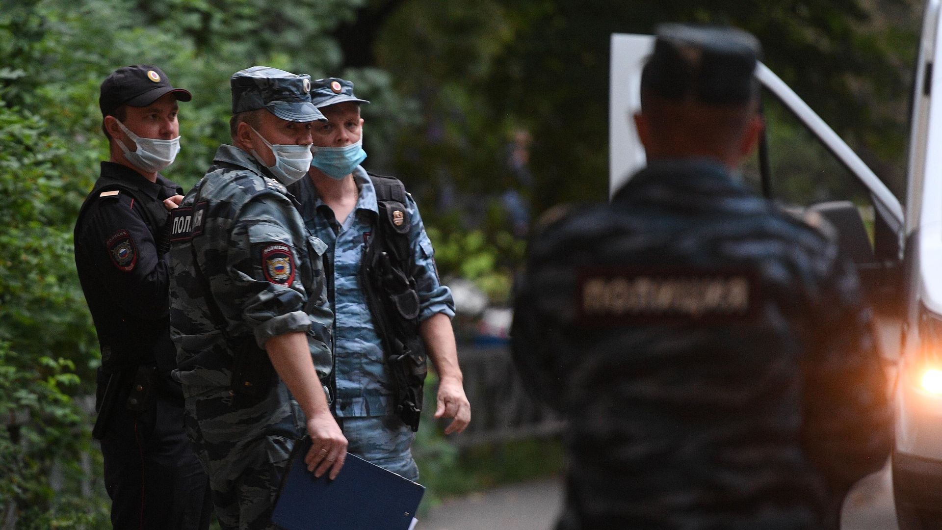 Сотрудники полиции у дома по Малой Набережной улице в Москве, где произошел взрыв Сотрудники полиции у дома по Малой Набережной улице в Москве, где произошел взрыв - РИА Новости, 1920, 21.08.2021