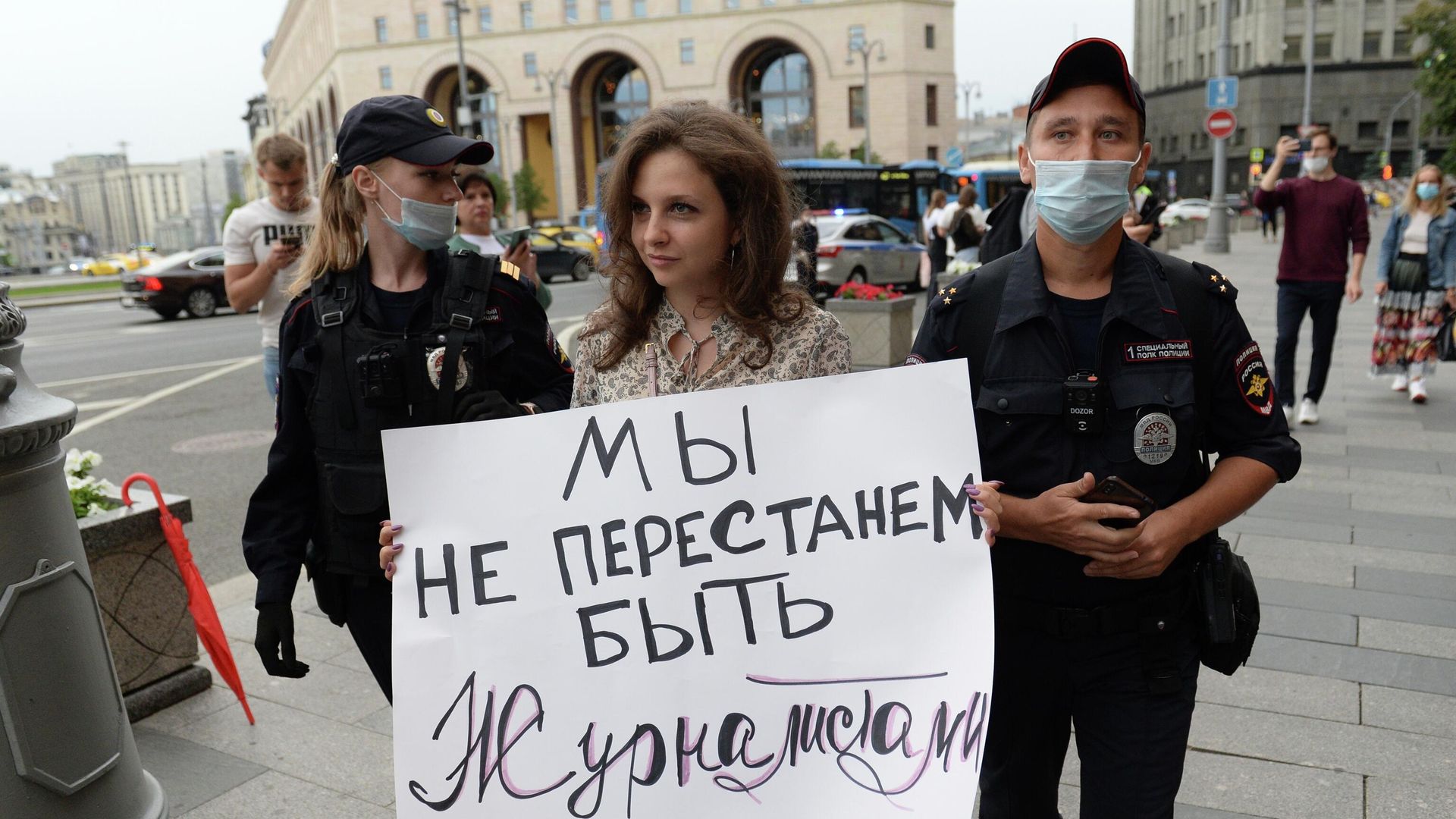 Полиция задерживает девушку с плакатом в Москве Полиция задерживает девушку с плакатом в Москве - РИА Новости, 1920, 21.08.2021