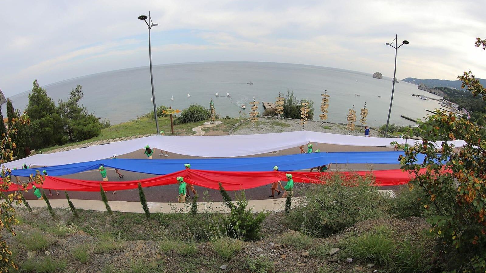 Акция ко Дню Государственного флага России в Артеке Акция ко Дню Государственного флага России в Артеке - РИА Новости, 1920, 21.08.2021