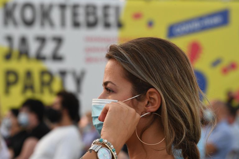 Зрительница на Международном джазовом фестивале Koktebel Jazz Party - 2021 в Крыму Зрительница на Международном джазовом фестивале Koktebel Jazz Party - 2021 в Крыму