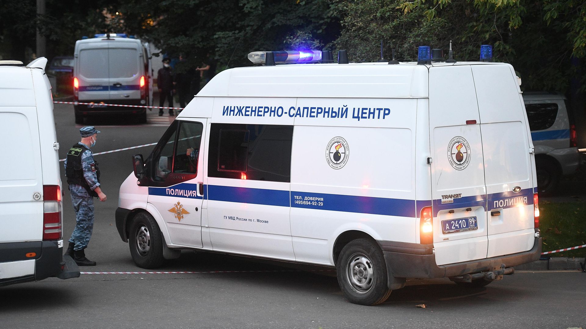 Автомобиль Инженерно-саперного центра ГУ МВД РФ у дома по Малой Набережной улице в Москве, где произошел взрыв. Автомобиль Инженерно-саперного центра ГУ МВД РФ у дома по Малой Набережной улице в Москве, где произошел взрыв. - РИА Новости, 1920, 21.08.2021