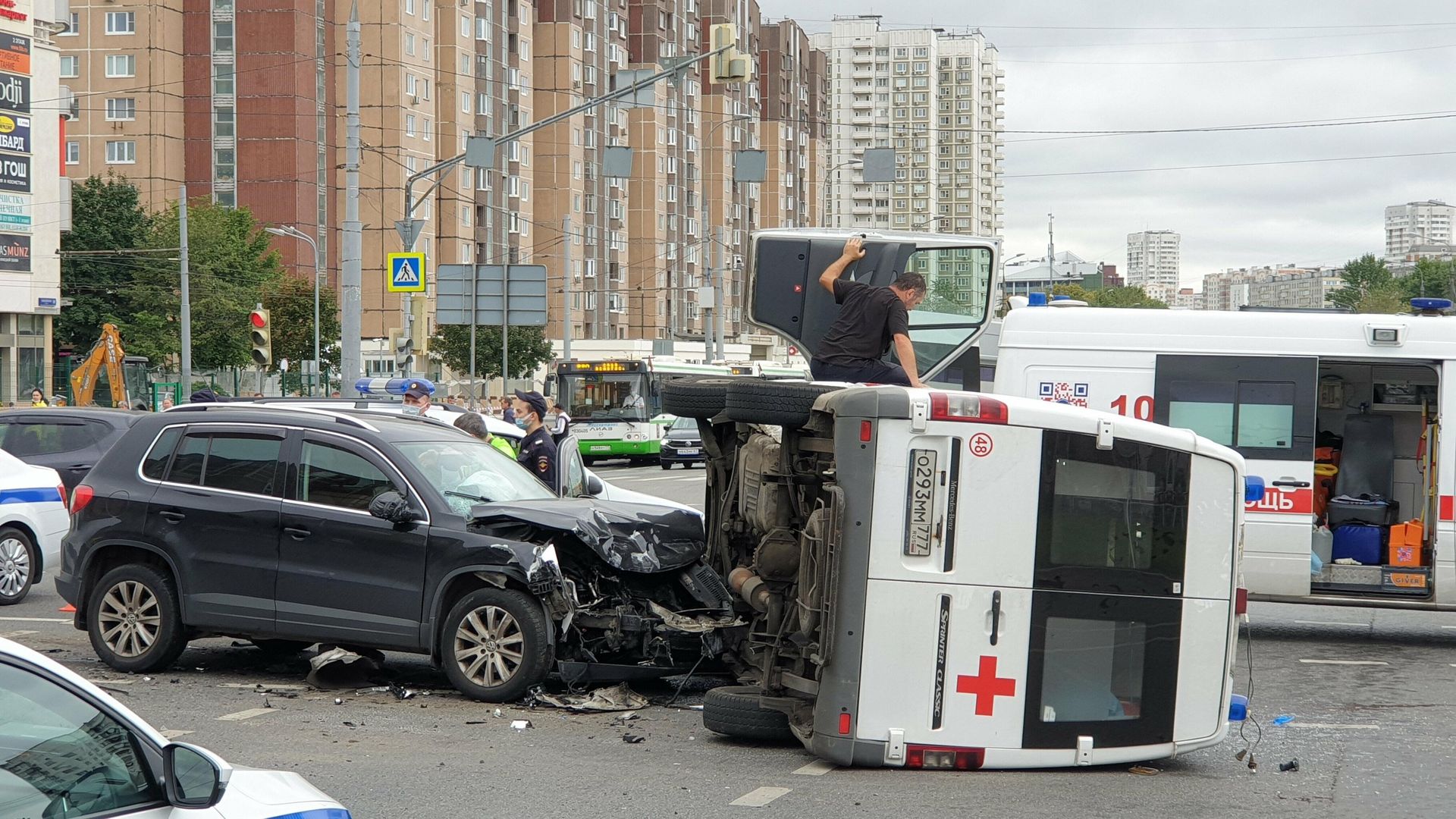 На месте ДТП с участием машины скорой помощи на северо-востоке Москвы На месте ДТП с участием машины скорой помощи на северо-востоке Москвы - РИА Новости, 1920, 22.08.2021
