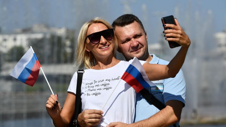 Участники акции Триколор, приуроченной к Дню Государственного флага, в Екатеринбурге Участники акции Триколор, приуроченной к Дню Государственного флага, в Екатеринбурге