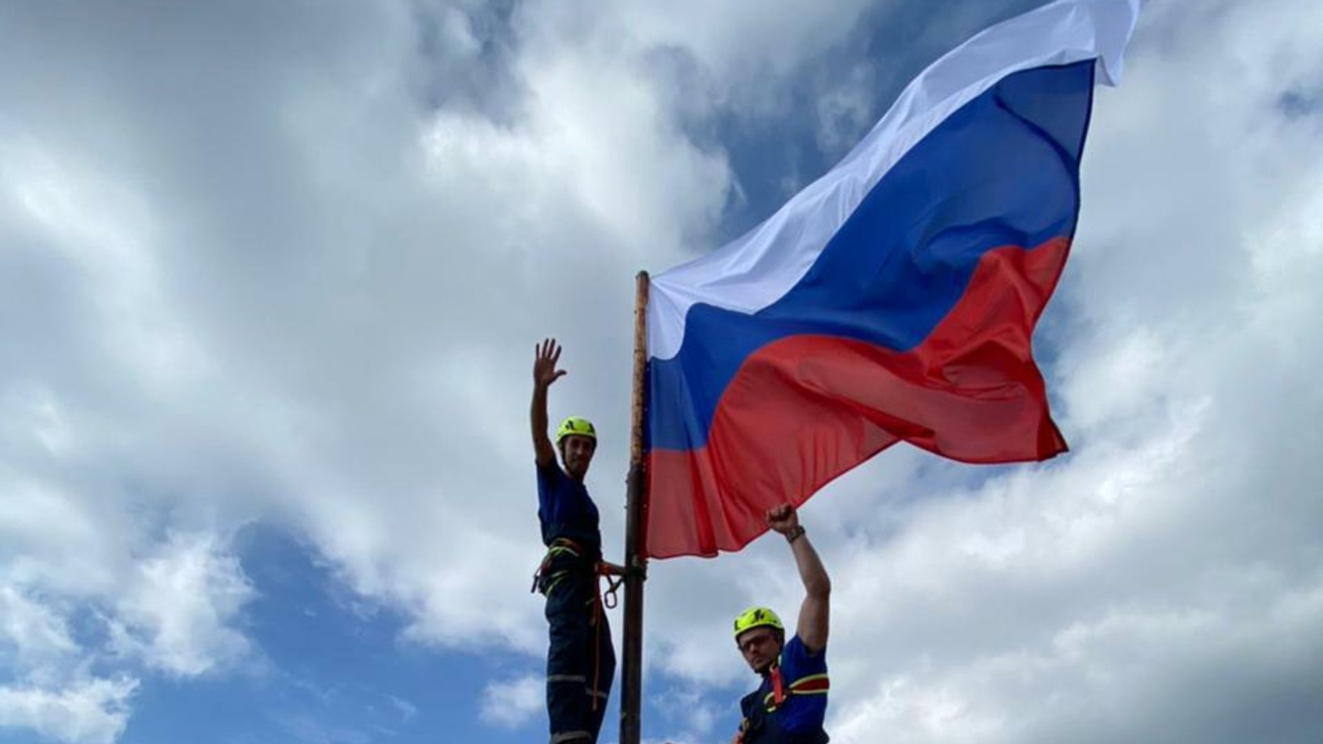 Сотрудники аварийно-спасательного отряда Крым-Спас с флагом России на вершине горы Ай-Петри в Крыму Сотрудники аварийно-спасательного отряда Крым-Спас с флагом России на вершине горы Ай-Петри в Крыму - РИА Новости, 1920, 22.08.2021