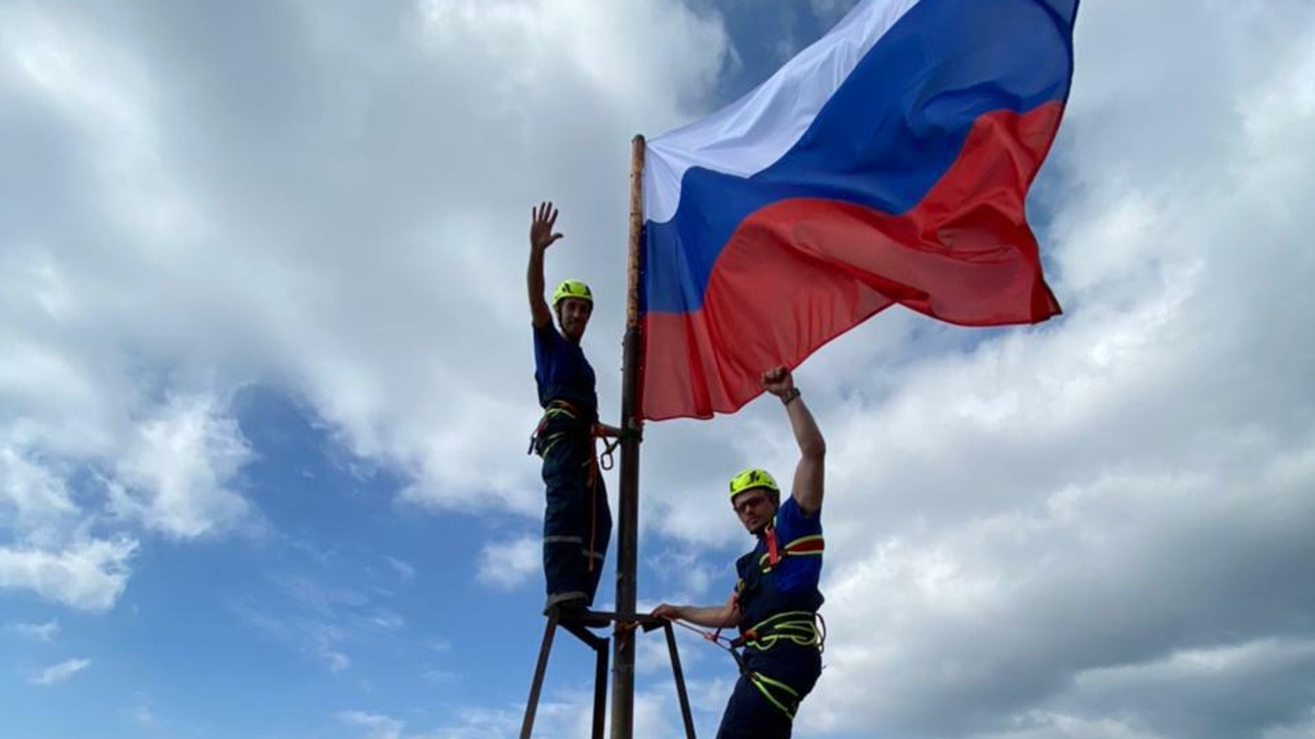 Сотрудники аварийно-спасательного отряда Крым-Спас с флагом России на вершине горы Ай-Петри в Крыму Сотрудники аварийно-спасательного отряда Крым-Спас с флагом России на вершине горы Ай-Петри в Крыму - РИА Новости, 1920, 22.08.2021