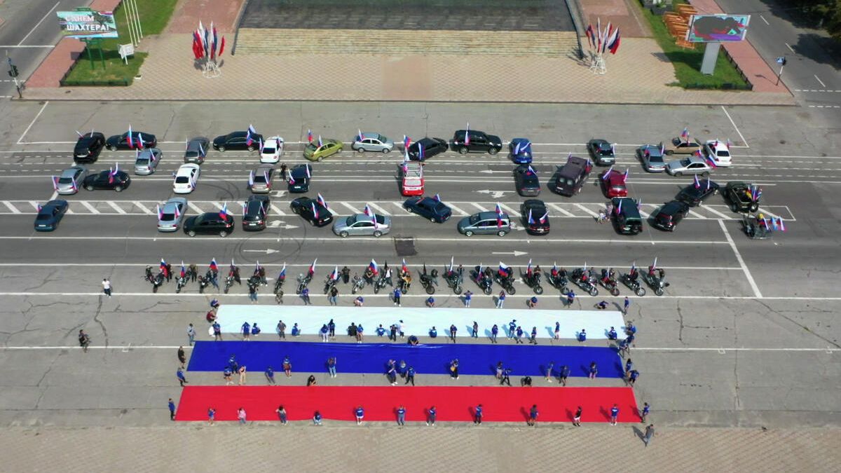 Участники автопробега и флешмоба в честь празднования Дня Государственного флага Российской Федерации в Луганске Участники автопробега и флешмоба в честь празднования Дня Государственного флага Российской Федерации в Луганске - РИА Новости, 1920, 22.08.2021