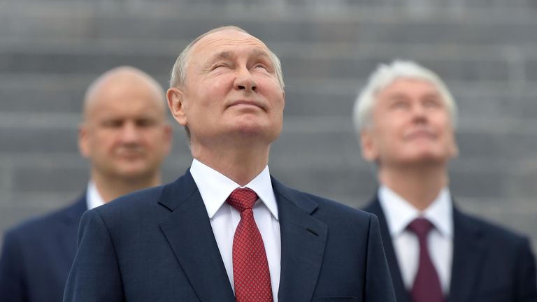 Президент РФ Владимир Путин на торжественной церемонии поднятия флага России в ознаменование Дня государственного флага РФ в Парке Победы на Поклонной горе Президент РФ Владимир Путин на торжественной церемонии поднятия флага России в ознаменование Дня государственного флага РФ в Парке Победы на Поклонной горе