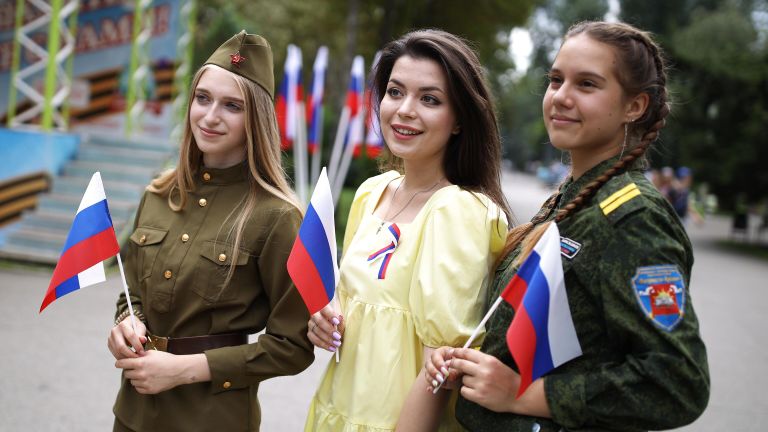 Девушки во время празднования Дня Государственного флага РФ в парке 30-летия Победы в Краснодаре. Девушки во время празднования Дня Государственного флага РФ в парке 30-летия Победы в Краснодаре.