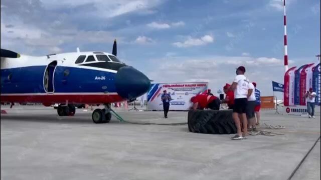 Силачи тянут самолет весом более 20 тонн Силачи тянут самолет весом более 20 тонн - РИА Новости, 1920, 22.08.2021