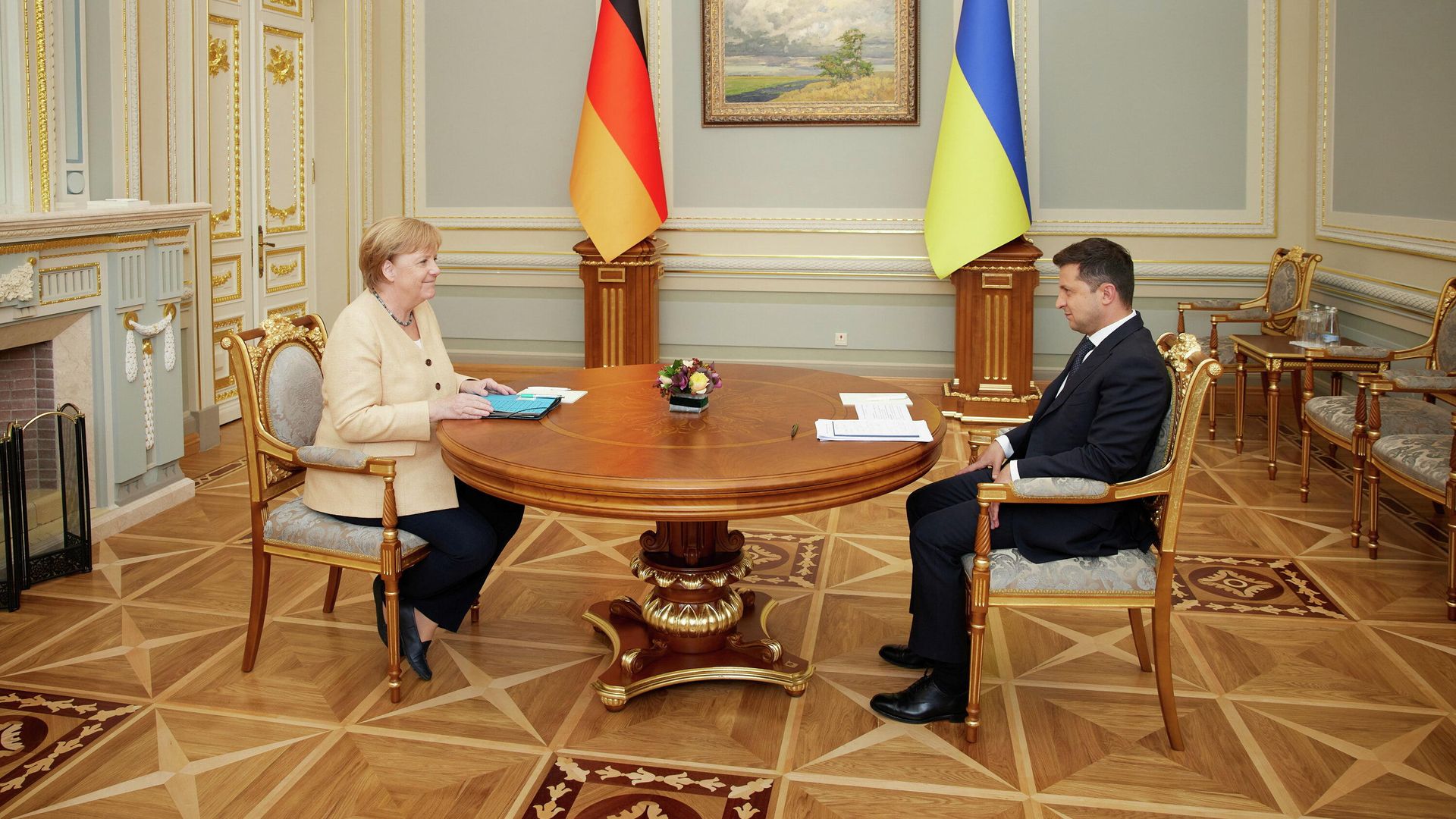 Президент Украины Владимир Зеленский и канцлер Германии Ангела Меркель во время встречи в Киеве Президент Украины Владимир Зеленский и канцлер Германии Ангела Меркель во время встречи в Киеве - РИА Новости, 1920, 17.09.2021