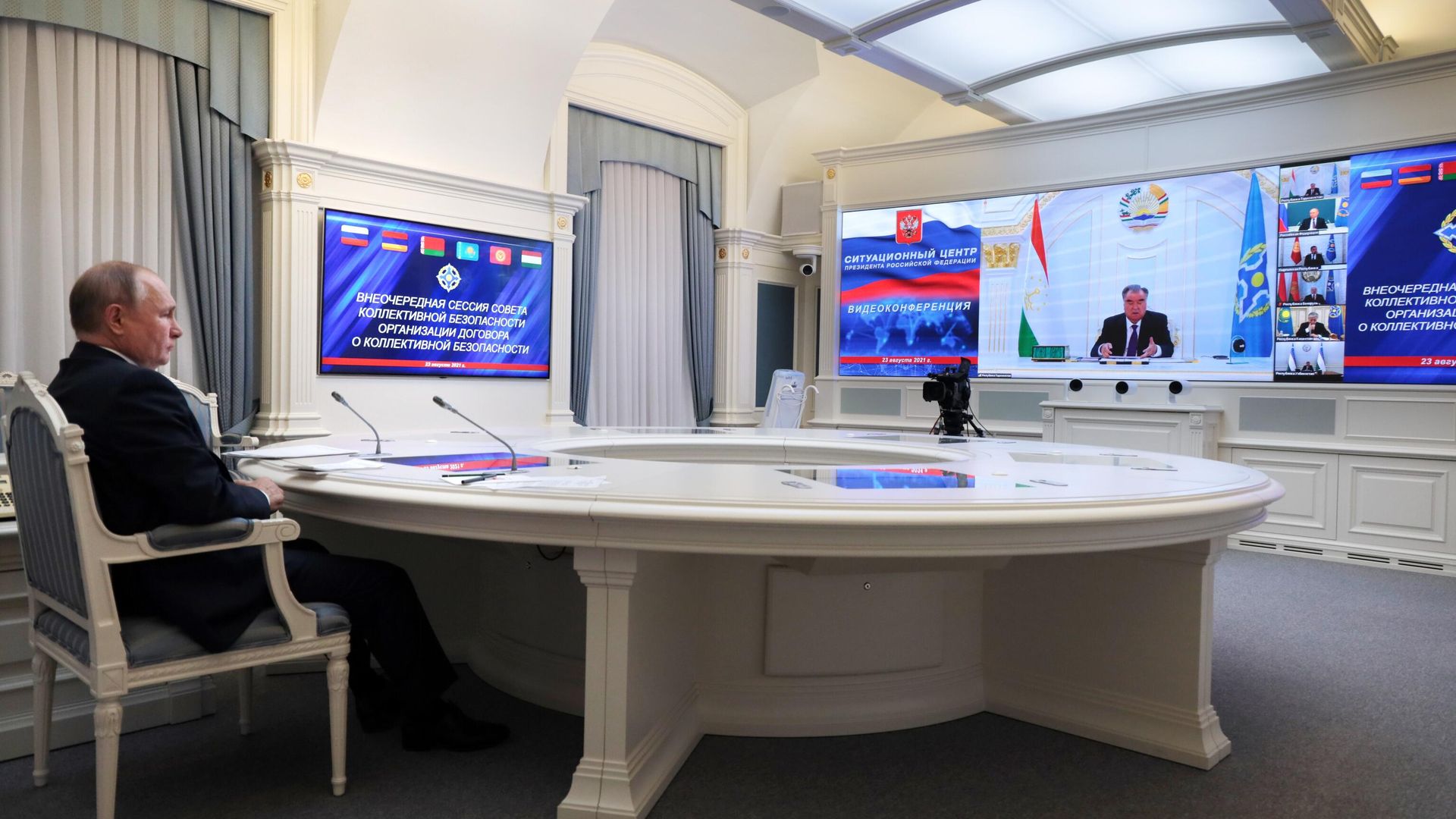 Президент России Владимир Путин принимает участие во внеочередной сессии Совета коллективной безопасности ОДКБ Президент России Владимир Путин принимает участие во внеочередной сессии Совета коллективной безопасности ОДКБ - РИА Новости, 1920, 09.01.2022