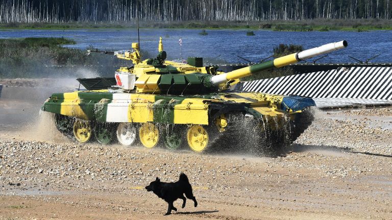 Танк Т-72Б3 команды военнослужащих Киргизии во время соревнований танковых экипажей в рамках конкурса Танковый биатлон-2021 на полигоне Алабино в Подмосковье в рамках VII Армейских международных игр АрМИ-2021 Танк Т-72Б3 команды военнослужащих Киргизии во время соревнований танковых экипажей в рамках конкурса Танковый биатлон-2021 на полигоне Алабино в Подмосковье в рамках VII Армейских международных игр АрМИ-2021