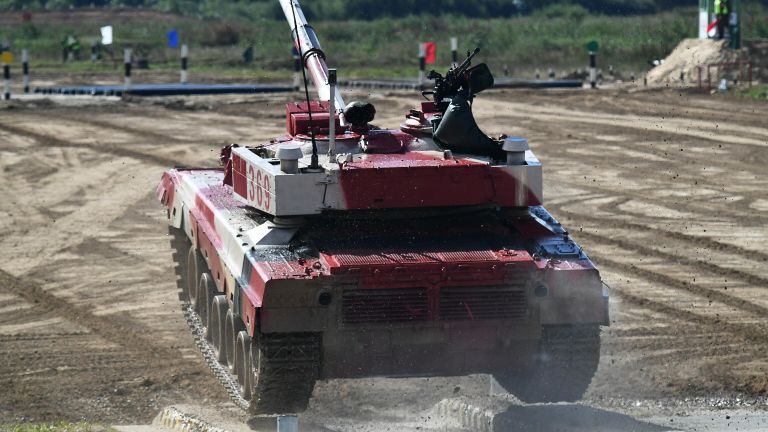 Танк Т-72Б3 команды военнослужащих Китая во время соревнований танковых экипажей в рамках конкурса Танковый биатлон-2021 на полигоне Алабино в Подмосковье в рамках VII Армейских международных игр АрМИ-2021 Танк Т-72Б3 команды военнослужащих Китая во время соревнований танковых экипажей в рамках конкурса Танковый биатлон-2021 на полигоне Алабино в Подмосковье в рамках VII Армейских международных игр АрМИ-2021