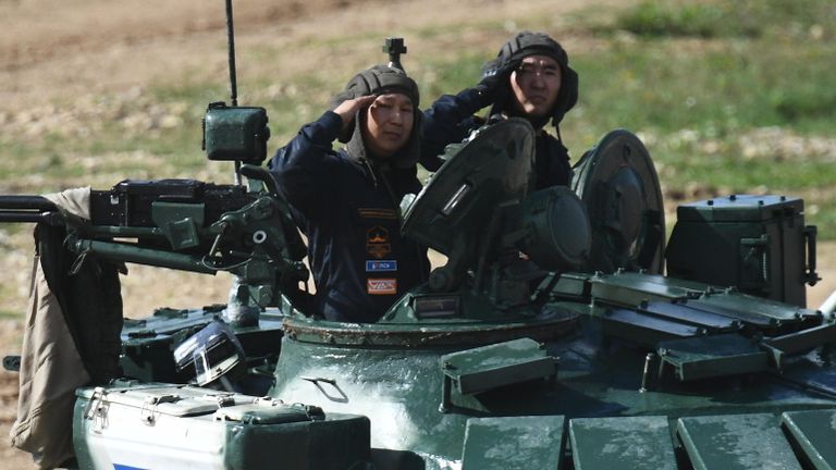 Танковый экипаж военнослужащих России во время соревнований танковых экипажей в рамках конкурса Танковый биатлон-2021 на полигоне Алабино в Подмосковье в рамках VII Армейских международных игр АрМИ-2021 Танковый экипаж военнослужащих России во время соревнований танковых экипажей в рамках конкурса Танковый биатлон-2021 на полигоне Алабино в Подмосковье в рамках VII Армейских международных игр АрМИ-2021