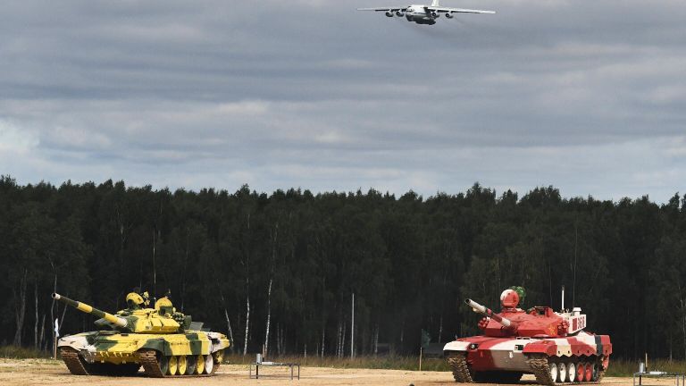 Танки Т-72Б3 команд военнослужащих Узбекистана и Китая во время соревнований танковых экипажей в рамках конкурса Танковый биатлон-2021 на полигоне Алабино в Подмосковье в рамках VII Армейских международных игр АрМИ-2021 Танки Т-72Б3 команд военнослужащих Узбекистана и Китая во время соревнований танковых экипажей в рамках конкурса Танковый биатлон-2021 на полигоне Алабино в Подмосковье в рамках VII Армейских международных игр АрМИ-2021