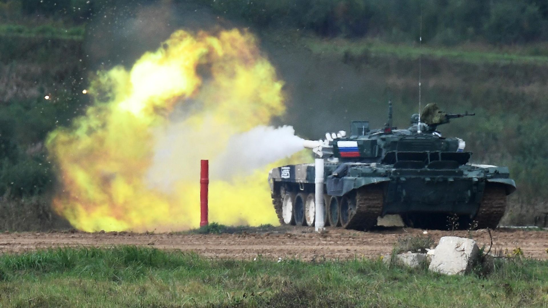Танк Т-72Б3 команды военнослужащих России на огневом рубеже во время соревнований танковых экипажей в рамках конкурса Танковый биатлон-2021 на полигоне Алабино в Подмосковье в рамках VII Армейских международных игр АрМИ-2021 Танк Т-72Б3 команды военнослужащих России на огневом рубеже во время соревнований танковых экипажей в рамках конкурса Танковый биатлон-2021 на полигоне Алабино в Подмосковье в рамках VII Армейских международных игр АрМИ-2021 - РИА Новости, 1920, 06.09.2021