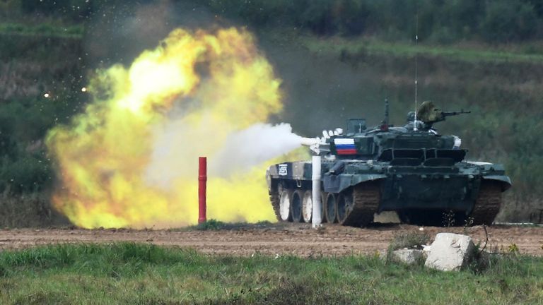 Танк Т-72Б3 команды военнослужащих России на огневом рубеже во время соревнований танковых экипажей в рамках конкурса Танковый биатлон-2021 на полигоне Алабино в Подмосковье в рамках VII Армейских международных игр АрМИ-2021 Танк Т-72Б3 команды военнослужащих России на огневом рубеже во время соревнований танковых экипажей в рамках конкурса Танковый биатлон-2021 на полигоне Алабино в Подмосковье в рамках VII Армейских международных игр АрМИ-2021