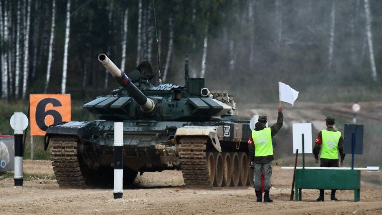 Танк Т-72Б3 команды военнослужащих России во время соревнований танковых экипажей в рамках конкурса Танковый биатлон-2021 на полигоне Алабино в Подмосковье в рамках VII Армейских международных игр АрМИ-2021 Танк Т-72Б3 команды военнослужащих России во время соревнований танковых экипажей в рамках конкурса Танковый биатлон-2021 на полигоне Алабино в Подмосковье в рамках VII Армейских международных игр АрМИ-2021