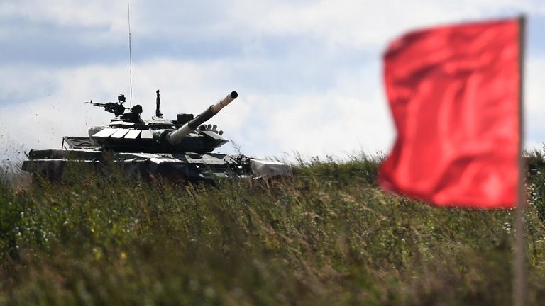 Танк Т-72Б3 команды военнослужащих Мьянмы во время соревнований танковых экипажей в рамках конкурса Танковый биатлон-2021 на полигоне Алабино в Подмосковье в рамках VII Армейских международных игр АрМИ-2021 Танк Т-72Б3 команды военнослужащих Мьянмы во время соревнований танковых экипажей в рамках конкурса Танковый биатлон-2021 на полигоне Алабино в Подмосковье в рамках VII Армейских международных игр АрМИ-2021