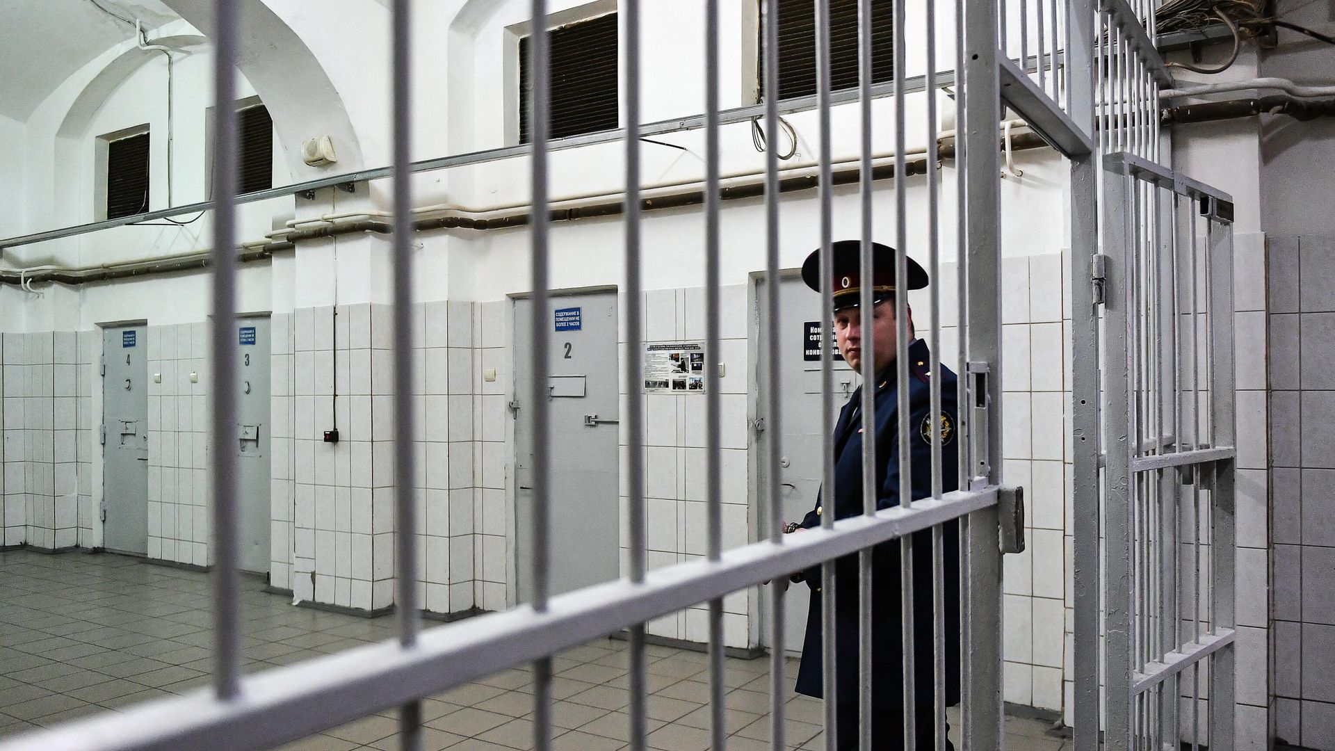 Сотрудник ФСИН России в следственном изоляторе Сотрудник ФСИН России в следственном изоляторе - РИА Новости, 1920, 03.09.2021