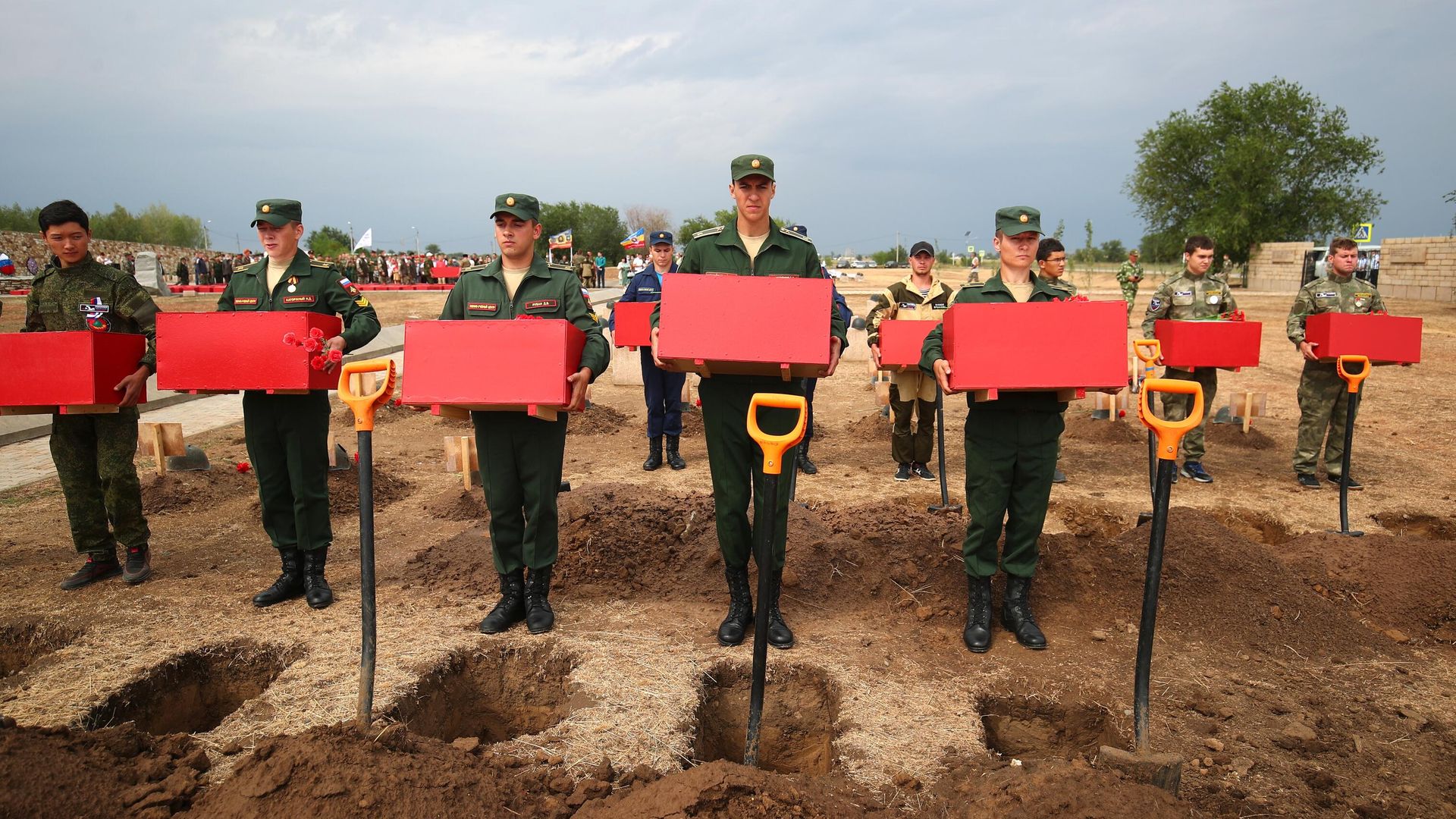 Церемония перезахоронения на Россошинском военно-мемориальном кладбище под Волгоградом более одной тысячи останков советских солдат, погибших в Сталинградской битве Церемония перезахоронения на Россошинском военно-мемориальном кладбище под Волгоградом более одной тысячи останков советских солдат, погибших в Сталинградской битве - РИА Новости, 1920, 23.08.2021