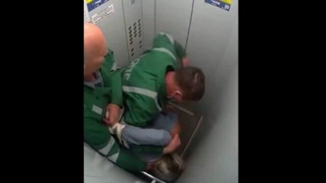 Cанитары психиатрической бригады избили в лифте пациентку в Ярославле Cанитары психиатрической бригады избили в лифте пациентку в Ярославле - РИА Новости, 1920, 23.08.2021