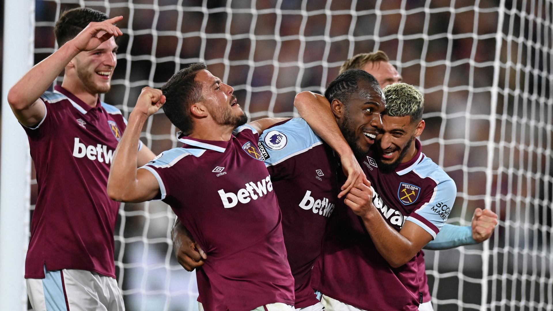West Ham United's English midfielder Michail Antonio (2nd R) celebrates with teammates after scoring their fourth goal during the English Premier League football match between West Ham United and Leicester City at The London Stadium, in east London on August 23, 2021. (Photo by Glyn KIRK / AFP) / RESTRICTED TO EDITORIAL USE. No use with unauthorized audio, video, data, fixture lists, club/league logos or 'live' services. Online in-match use limited to 120 images. An additional 40 images may be used in extra time. No video emulation. Social media in-match use limited to 120 images. An additional 40 images may be used in extra time. No use in betting publications, games or single club/league/player publications. / West Ham United's English midfielder Michail Antonio (2nd R) celebrates with teammates after scoring their fourth goal during the English Premier League football match between West Ham United and Leicester City at The London Stadium, in east London on August 23, 2021. (Photo by Glyn KIRK / AFP) / RESTRICTED TO EDITORIAL USE. No use with unauthorized audio, video, data, fixture lists, club/league logos or 'live' services. Online in-match use limited to 120 images. An additional 40 images may be used in extra time. No video emulation. Social media in-match use limited to 120 images. An additional 40 images may be used in extra time. No use in betting publications, games or single club/league/player publications. / - РИА Новости, 1920, 24.08.2021