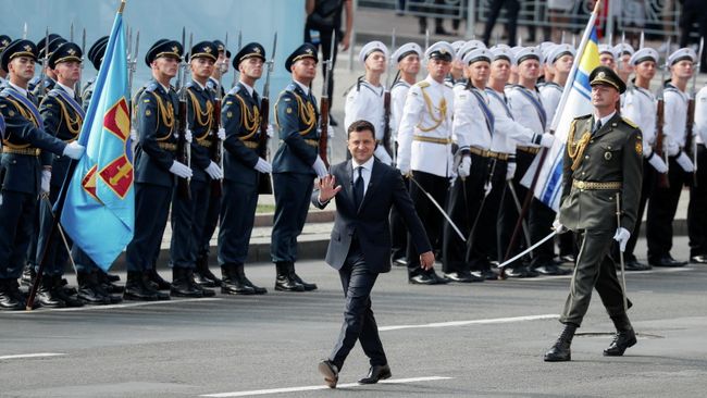 Президент Украины Владимир Зеленский на военном параде ко Дню независимости Украины в Киеве