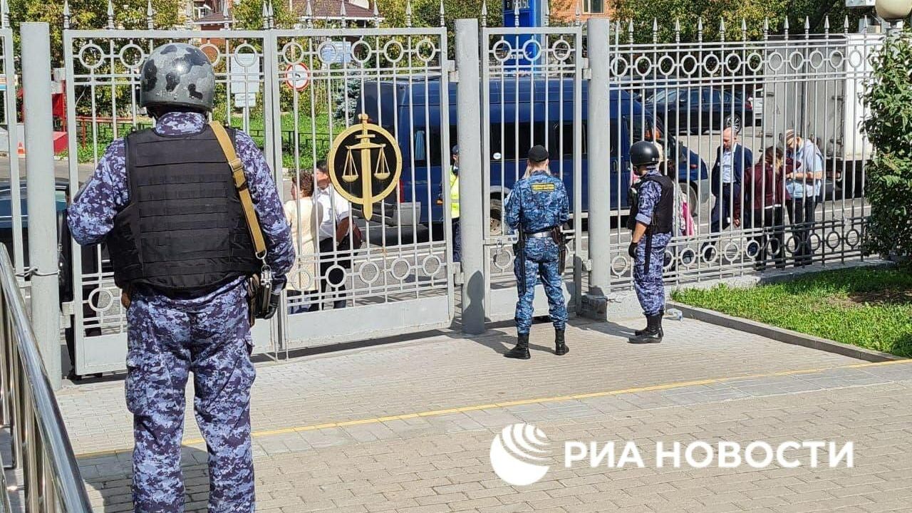Сотрудники полиции у здания Мосгорсуда после эвакуации Сотрудники полиции у здания Мосгорсуда после эвакуации - РИА Новости, 1920, 24.08.2021