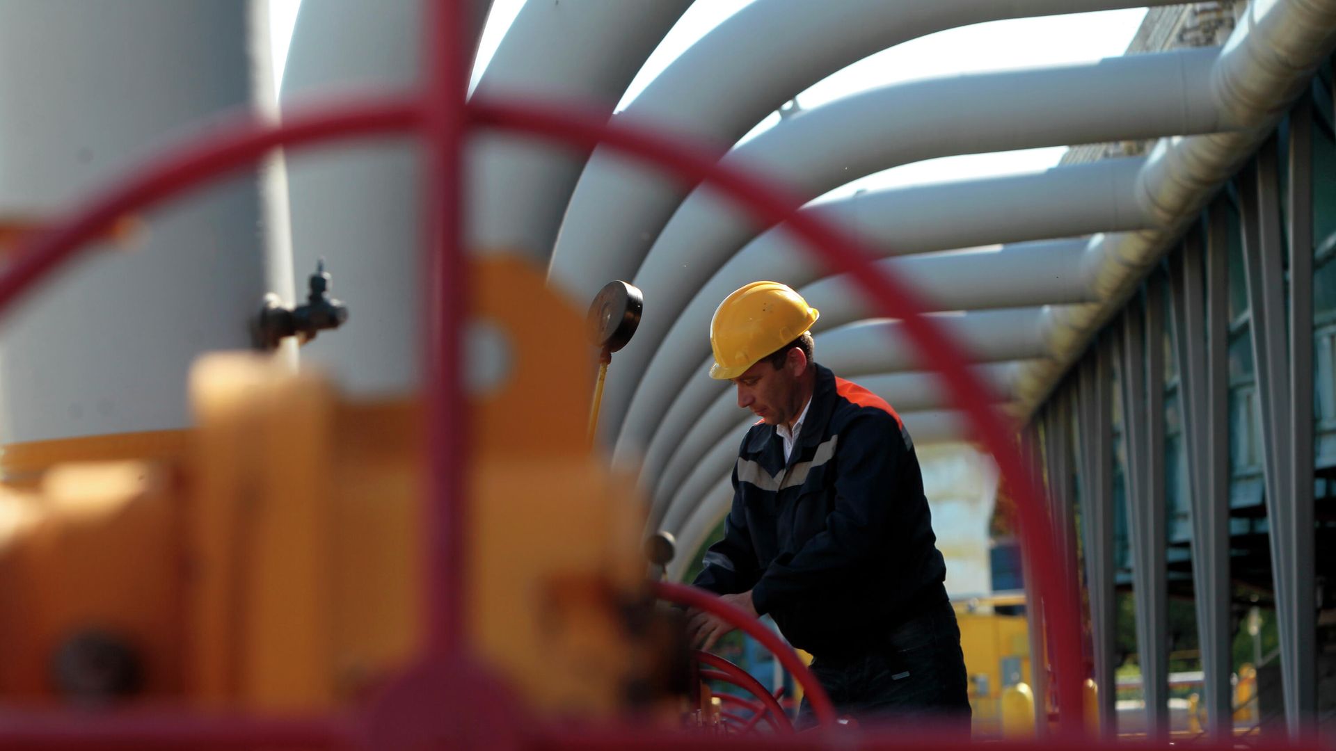 Украинский рабочий у подземного хранилища газа в Стриже, недалеко от Львова, Украина Украинский рабочий у подземного хранилища газа в Стриже, недалеко от Львова, Украина - РИА Новости, 1920, 23.10.2025