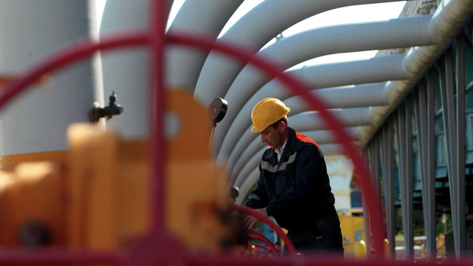 Украинский рабочий у подземного хранилища газа в Стриже, недалеко от Львова, Украина - РИА Новости, 1920, 25.08.2021